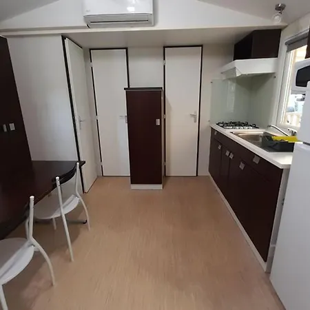 Mobil-home Confortable Avec Terrasse, 3 Pour 6 Personnes - Api-1-52-752 *