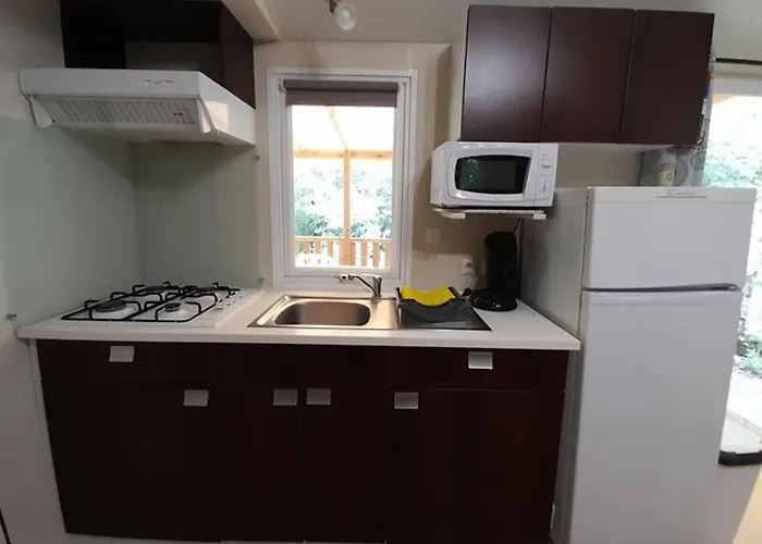 Kemp Mobil-home Confortable Avec Terrasse, 3 Pour 6 Personnes - Api-1-52-752 Sireuil (Charente)