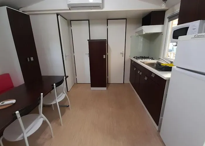 Mobil-home Confortable Avec Terrasse, 3 Pour 6 Personnes - Api-1-52-752 *
